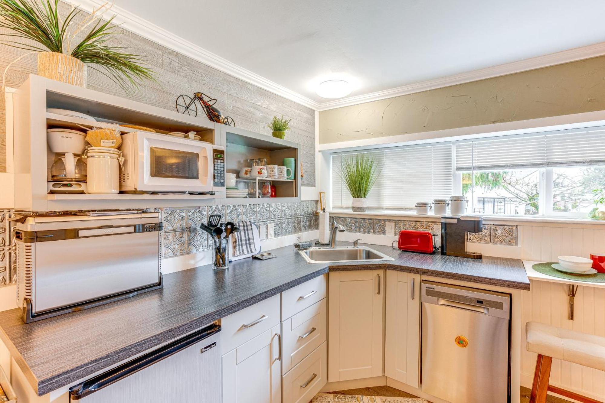 Charming Updated Retreat Walk To Lake Stevens! Exteriör bild